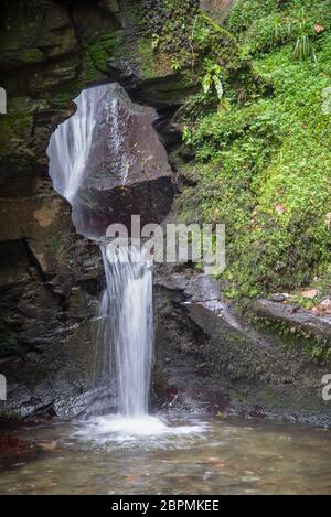 Wasserfall bei St Nectans´ Glenn bei Tintagel im Norden von Cornwall, Großbritannien. Stockfoto