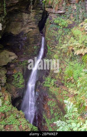 Wasserfall bei St Nectans´ Glenn bei Tintagel im Norden von Cornwall, Großbritannien. Stockfoto