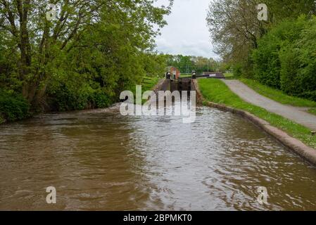 Blick von einem Narrowboat, der sich einer Schleuse am Llangollen Canal, Großbritannien nähert. Stockfoto