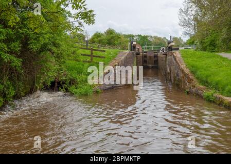 Blick von einem Narrowboat, der sich einer Schleuse am Llangollen Canal, Großbritannien nähert. Stockfoto