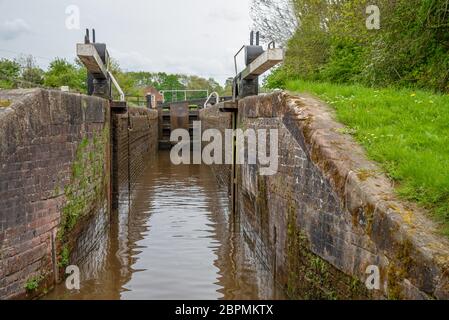 Blick von einem Narrowboat, der sich einer Schleuse am Llangollen Canal, Großbritannien nähert. Stockfoto