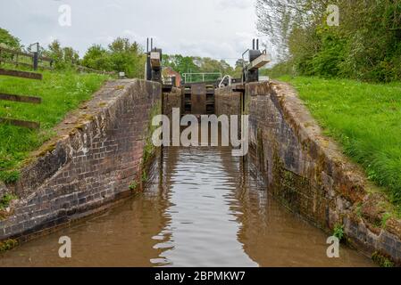 Blick von einem Narrowboat, der sich einer Schleuse am Llangollen Canal, Großbritannien nähert. Stockfoto