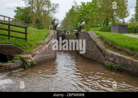 Blick von einem Narrowboat, der sich einer Schleuse am Llangollen Canal, Großbritannien nähert. Stockfoto