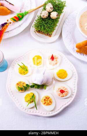 Eine bunte und festliche Ostern Tischdekoration Stockfoto