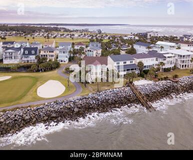 Luftaufnahme der Häuser und des Golfplatzes entlang der Küste von Fripp Island, South Carolina. Stockfoto