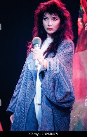 Kate Bush - Peter's Pop Show - 1985 - Kate Bush performt in der ZDF Sendung 'Peter's Pop Show' am 30.11.1985 Ihren Song 'Running Up That Hill' Stockfoto