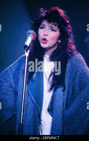 Kate Bush - Peter's Pop Show - 1985 - Kate Bush performt in der ZDF Sendung 'Peter's Pop Show' am 30.11.1985 Ihren Song 'Running Up That Hill' Stockfoto