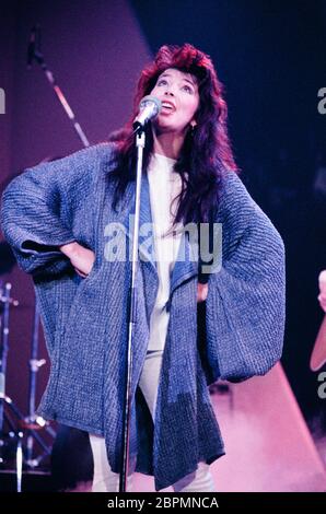 Kate Bush - Peter's Pop Show - 1985 - Kate Bush performt in der ZDF Sendung 'Peter's Pop Show' am 30.11.1985 Ihren Song 'Running Up That Hill' Stockfoto