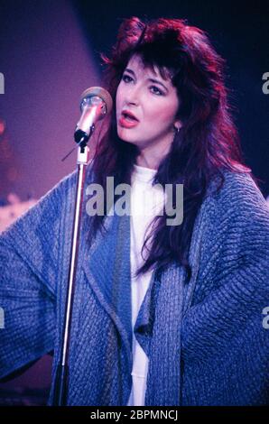 Kate Bush - Peter's Pop Show - 1985 - Kate Bush performt in der ZDF Sendung 'Peter's Pop Show' am 30.11.1985 Ihren Song 'Running Up That Hill' Stockfoto