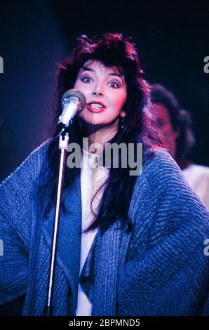 Kate Bush - Peter's Pop Show - 1985 - Kate Bush performt in der ZDF Sendung 'Peter's Pop Show' am 30.11.1985 Ihren Song 'Running Up That Hill' Stockfoto