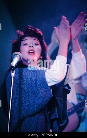 Kate Bush - Peter's Pop Show - 1985 - Kate Bush performt in der ZDF Sendung 'Peter's Pop Show' am 30.11.1985 Ihren Song 'Running Up That Hill' Stockfoto