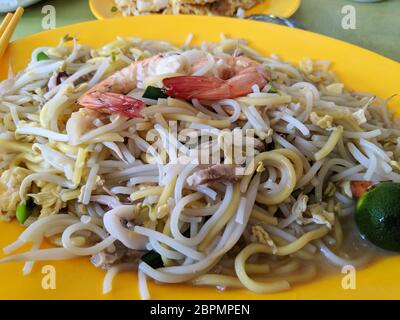 Hokkien mich Rühren braten Nudeln mit Tintenfisch-Garnelen-Tintenfisch und Schweinefleisch Closeup Stockfoto