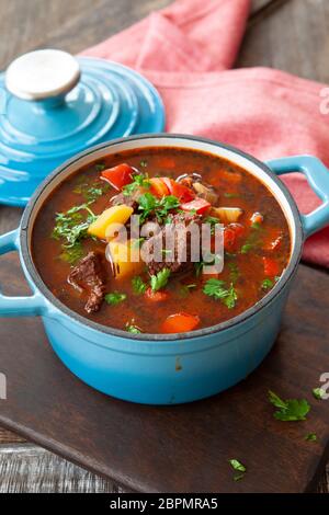 Herzhafte hausgemachte Rinderragout mit frischer Petersilie Stockfoto