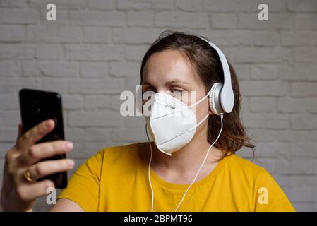 Junge Frau mit einer medizinischen Schutzmaske KN-95. Verhinderung der Ausbreitung von Virus und Epidemie, Schutz Mundfiltermaske. Krankheiten, Grippe, Luft Stockfoto