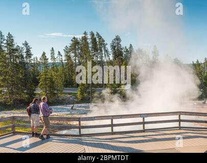 Landschaftlich schöne Aussicht auf bunte Geysire am Morgen, Yellowstone Nationalpark, USA.. Stockfoto