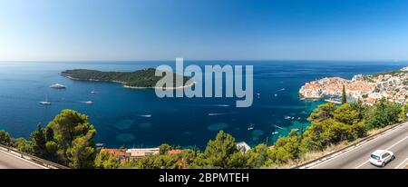 Panoramablick auf die Altstadt, die Insel Lokrum und dem Alten Hafen von Dubrovnik, Kroatien, in einem sonnigen Sommertag Stockfoto