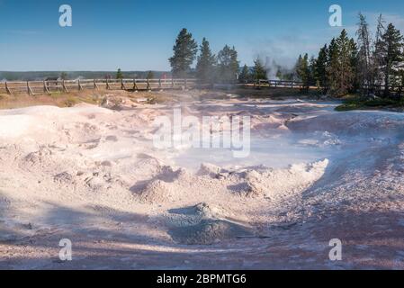 Landschaftlich schöne Aussicht auf bunte Geysire am Morgen, Yellowstone Nationalpark, USA.. Stockfoto