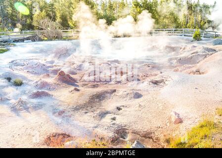 Landschaftlich schöne Aussicht auf bunte Geysire am Morgen, Yellowstone Nationalpark, USA.. Stockfoto