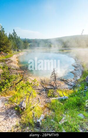 Landschaftlich schöne Aussicht auf bunte Geysire am Morgen, Yellowstone Nationalpark, USA.. Stockfoto