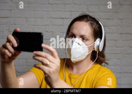 Junge Frau mit einer medizinischen Schutzmaske KN-95. Verhinderung der Ausbreitung von Virus und Epidemie, Schutz Mundfiltermaske. Krankheiten, Grippe, Luft Stockfoto