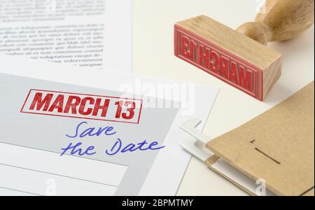 Ein Roter Stempel auf ein Dokument - 13. März Stockfoto