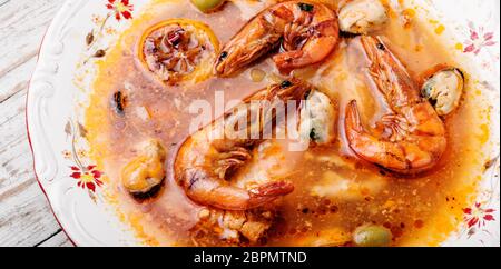 Meeresfrüchtesuppe mit Garnelen, Muscheln und Fisch Stockfoto