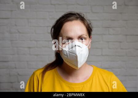 Junge Frau mit einer medizinischen Schutzmaske KN-95. Verhinderung der Ausbreitung von Virus und Epidemie, Schutz Mundfiltermaske. Krankheiten, Grippe, Luft Stockfoto