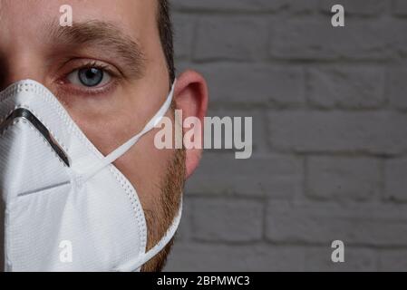 Junger Mann mit einer medizinischen Schutzmaske KN-95. Verhinderung der Ausbreitung von Virus und Epidemie, Schutz Mundfiltermaske. Krankheiten, Grippe, Luft Stockfoto