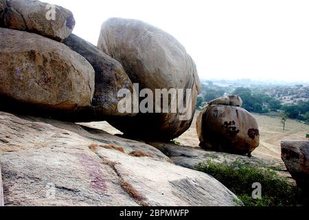 Round Rock Felsbrocken auf Hang des rock Oberfläche an Jatayu Themenpark in Lepakshi, Andhra Pradesh, Indien, Asien Stockfoto