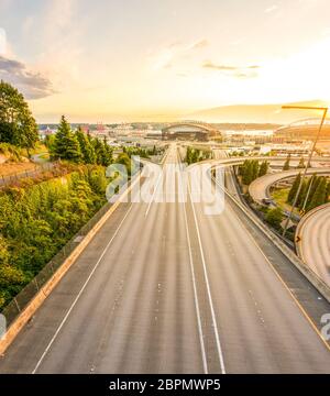 Seattle Skylines und Interstate Freeways konvergieren mit Elliott Bay und der Uferpromenade Hintergrund in Sonnenuntergang Zeit, Seattle, Washington State, USA.. Stockfoto