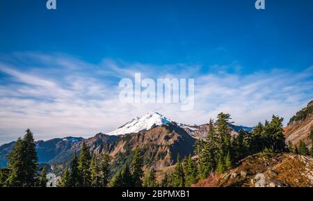 Szene des Mt. Baker vom Artist Point Wandergebiet, landschaftlich schöne Aussicht auf Mt. Baker Snoqualmie National Forest Park, Washington, USA. Stockfoto