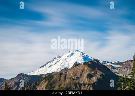 Szene des Mt. Baker vom Artist Point Wandergebiet, landschaftlich schöne Aussicht auf Mt. Baker Snoqualmie National Forest Park, Washington, USA. Stockfoto