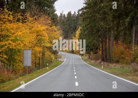 Eine Straße im Herbst mit wundervollen Farben Stockfoto