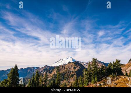 Szene des Mt. Baker vom Artist Point Wandergebiet, landschaftlich schöne Aussicht auf Mt. Baker Snoqualmie National Forest Park, Washington, USA. Stockfoto