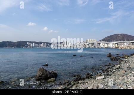 Busan Jeolyeong Coastal Trail mit Blick auf die Namhang Daegyo Brücke in Busan, Südkorea Stockfoto
