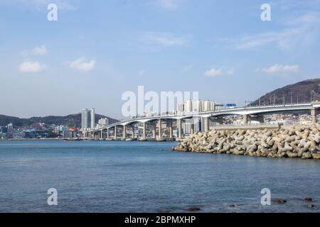 Busan Jeolyeong Coastal Trail mit Blick auf die Namhang Daegyo Brücke in Busan, Südkorea Stockfoto