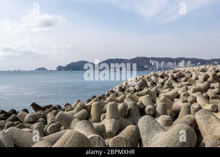 Busan Jeolyeong Coastal Trail mit Blick auf die Namhang Daegyo Brücke in Busan, Südkorea Stockfoto