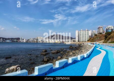 Busan Jeolyeong Coastal Trail mit Blick auf die Namhang Daegyo Brücke in Busan, Südkorea Stockfoto