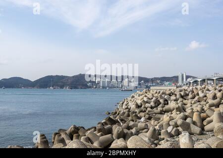 Busan Jeolyeong Coastal Trail mit Blick auf die Namhang Daegyo Brücke in Busan, Südkorea Stockfoto