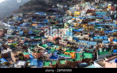 busan Gamcheon Kulturdorf Panoramablick. Gamcheon Dorf ist eine berühmte Touristenattraktion mit Häusern in Treppenhausmode am Fuße gebaut Stockfoto