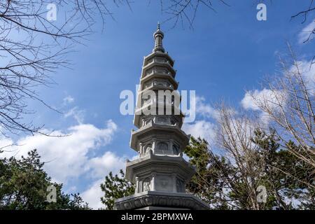 pagode in der Nähe des Haupteingangs zum Haedong Yonggungsa Tempel in busan, Südkorea Stockfoto