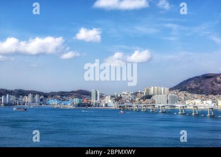 Busan Jeolyeong Coastal Trail mit Blick auf die Namhang Daegyo Brücke in Busan, Südkorea Stockfoto
