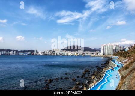 Busan Jeolyeong Coastal Trail mit Blick auf die Namhang Daegyo Brücke in Busan, Südkorea Stockfoto