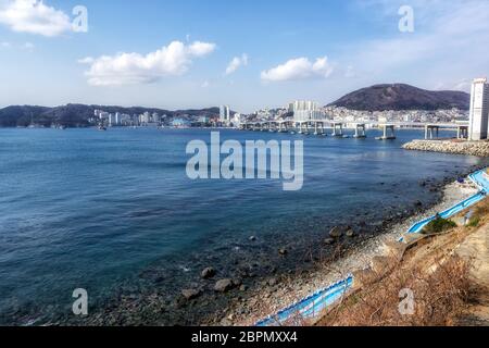 Busan Jeolyeong Coastal Trail mit Blick auf die Namhang Daegyo Brücke in Busan, Südkorea Stockfoto