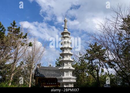 pagode in der Nähe des Haupteingangs zum Haedong Yonggungsa Tempel in busan, Südkorea Stockfoto