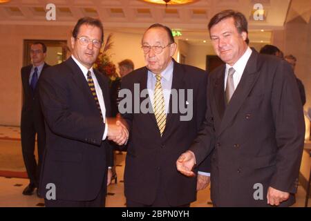 Michail Gorbatschow in Berlin // 2000 - die FDP-Politker Klaus Kinkel (von links), Hans-Dietrich Genscher und Wolfgang Gerhardt im Hotel Adlon. Stockfoto