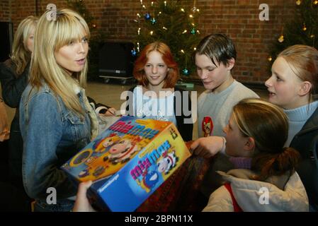 Heidi Klum Besuch im Kinder- und Jugenddorf Bethanien // 2002 - Heidi Klum besucht zusammen mit einem RTL Fernsehteam und Frauke Ludowig das Kinderdorf Bethanien in Refrath. Nach einem gemeinsamen Frühstück in der Aula werden Weihnachtsgeschenke verteilt und es wird getanzt und gesungen. Stockfoto