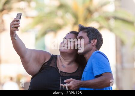 Porto Azzurro, Italien. 26. Juni 2016: Glückliches Paar, das ein Selfie macht. Insel Elba, in der Toskana in Italien. Übergewichtige Frau. Stockfoto