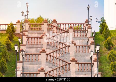 Grand Stein Treppe zur Kirche in Witebsk, Belarus, Europa. Stockfoto