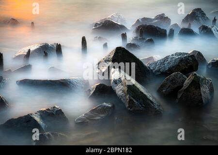 Surreal von Seenlandschaft zwischen Sonnenuntergang und Nacht mit langer Belichtung Technik Bild Stockfoto